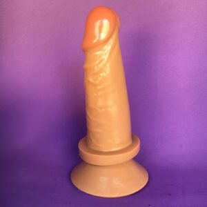 Benício – PÊNIS REALÍSTICO PREMIUM C/ VENTOSA 13 x 3,5CM